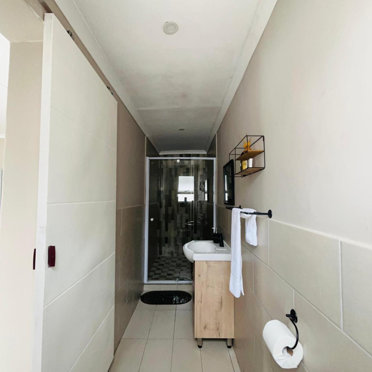 Hidden Bliss Guesthouse イースト・ロンドン エクステリア 写真