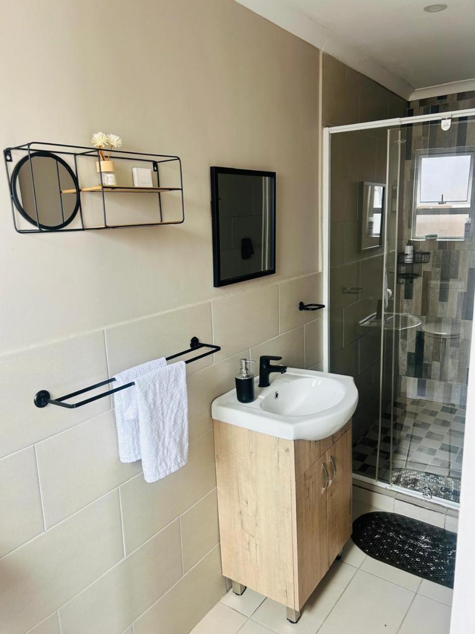 Hidden Bliss Guesthouse イースト・ロンドン エクステリア 写真